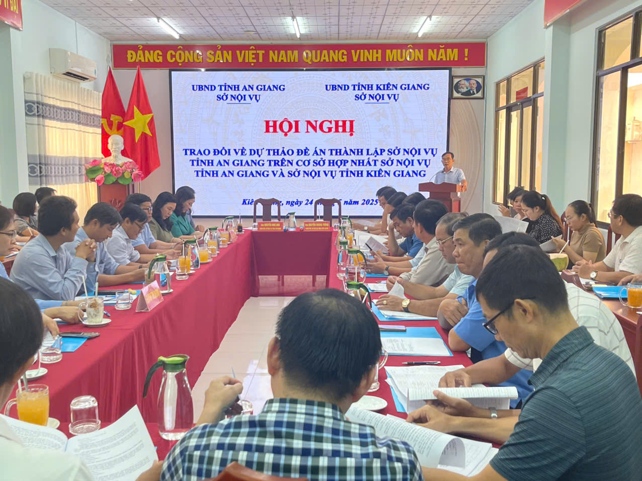 Ông Nguyễn Như Anh - Giám đốc Sở Nội vụ tỉnh An Giang phát biểu tại buổi Hội nghị